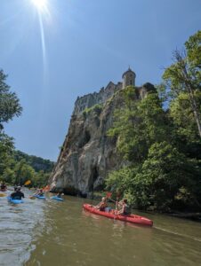 Mit dem Kajak an Chateau Walzin vorbei