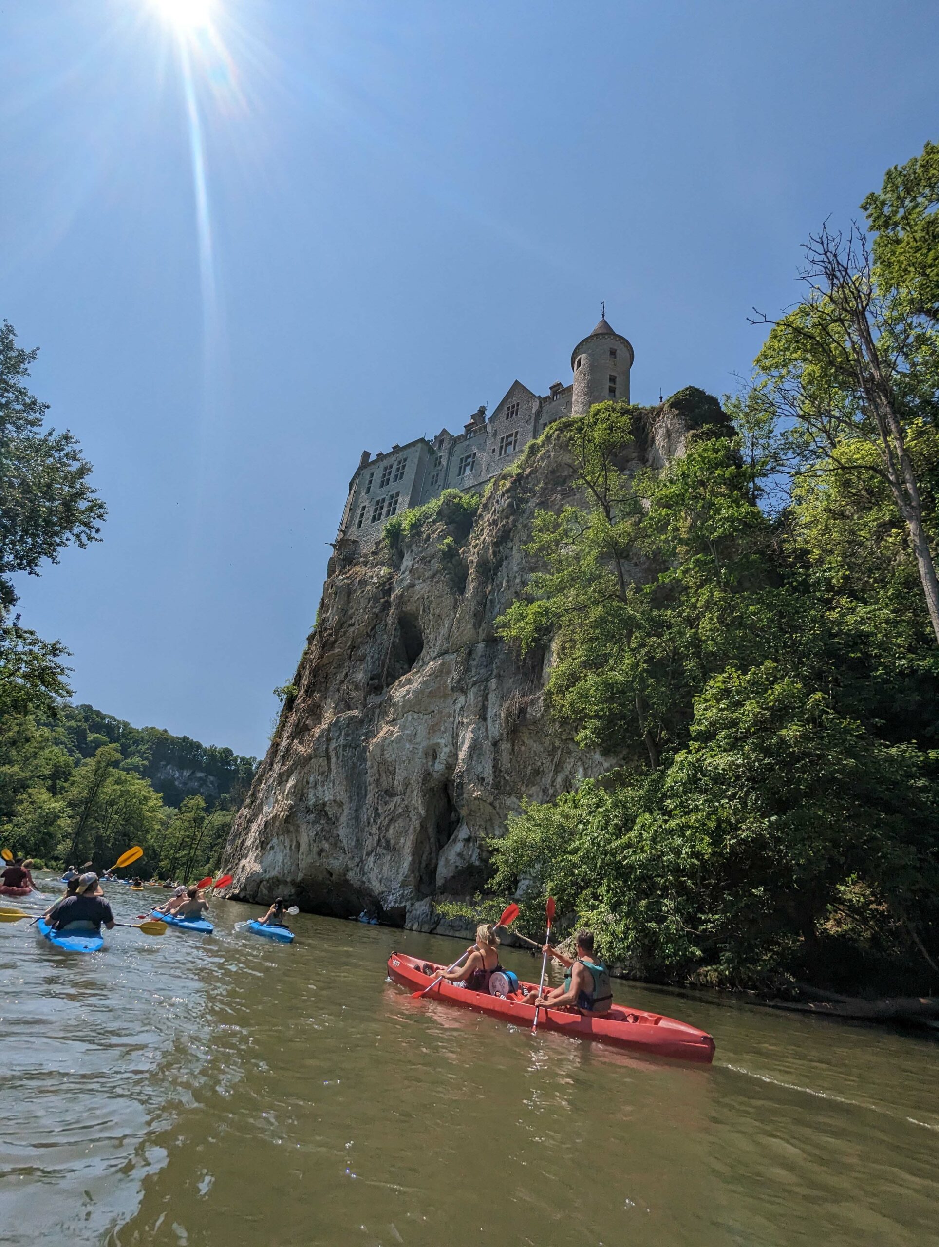 Mit dem Kajak an Chateau Walzin vorbei