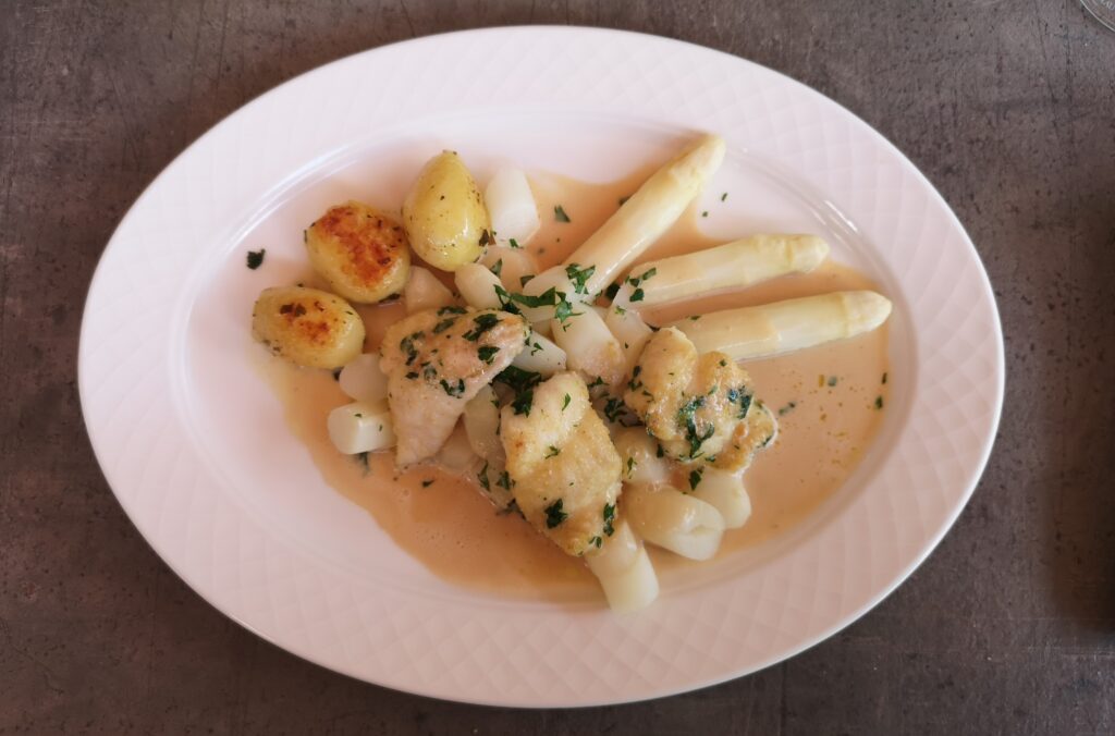 Mittagessen mit Silvaner an der Hermannshöhle in Niederhausen